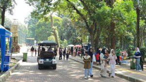 Libur Natal 2025: Taman Margasatwa Ragunan Dibanjiri Pengunjung Keluarga di Pagi Hari