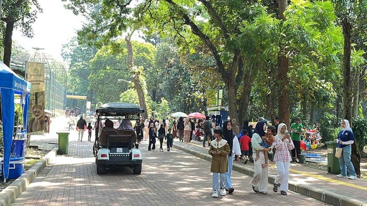 Libur Natal 2025: Taman Margasatwa Ragunan Dibanjiri Pengunjung Keluarga di Pagi Hari Libur Natal 2025: Taman Margasatwa Ragunan Dibanjiri Pengunjung Keluarga di Pagi Hari