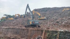 Gunung Sampah Bantargebang Longsor, 3 Truk Terperosok ke Kali