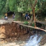 Jalan Alternatif Puncak Bogor Terputus Akibat Arus Sungai Deras, Akses Mobil Lumpuh Total