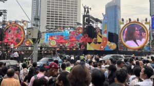 Suasana Malam Tahun Baru 2026 di Bundaran HI: Warga Mulai Berdatangan, Perayaan Sederhana Tanpa Kembang Api