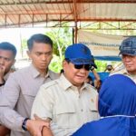 Prabowo Rayakan Malam Tahun Baru di Tapsel Bersama Korban Banjir, Makan Malam dan Nonton Layar Tancap