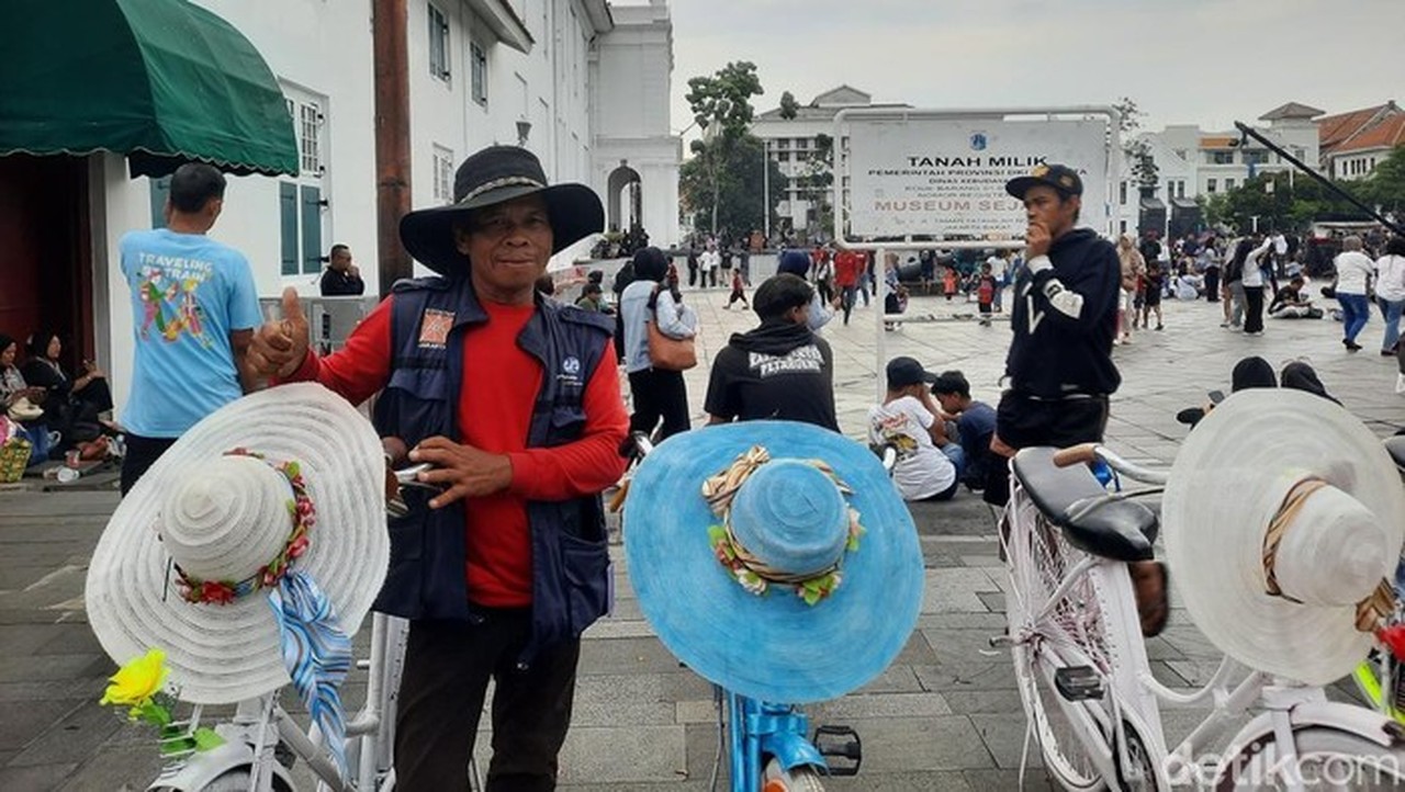 Suka Duka Rental Sepeda Ontel di Kota Tua: Dari Sepeda Dibawa Kabur hingga Berhasil Beli Rumah Suka Duka Rental Sepeda Ontel di Kota Tua: Dari Sepeda Dibawa Kabur hingga Berhasil Beli Rumah