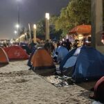 Malam Tahun Baru 2026: Warga Padati Pantai Ancol untuk ‘Camping’ dan Nikmati Suasana