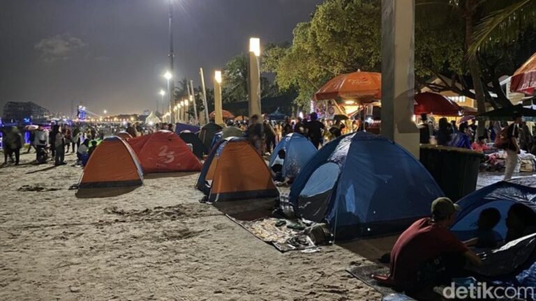 Malam Tahun Baru 2026: Warga Padati Pantai Ancol untuk ‘Camping’ dan Nikmati Suasana Malam Tahun Baru 2026: Warga Padati Pantai Ancol untuk ‘Camping’ dan Nikmati Suasana