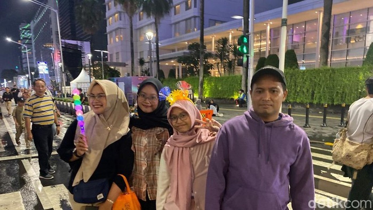 Warga Bekasi dan Jaktim Berburu Konten Tahun Baru 2026 di Bundaran HI Demi FYP Warga Bekasi dan Jaktim Berburu Konten Tahun Baru 2026 di Bundaran HI Demi FYP