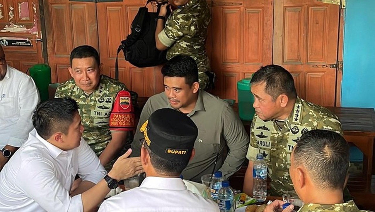 Momen Santai Seskab Teddy, Bobby Nasution, dan KSAD Jenderal Maruli Ngopi di Warung Pinggir Jalan Tapsel