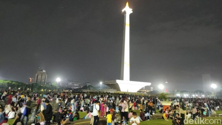 Hujan Sambut Tahun Baru di Jakarta, Warga Tetap Setia Menanti di Monas dan Bundaran HI