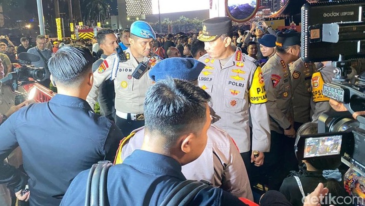 Kapolri Jenderal Listyo Sigit Prabowo Tinjau Langsung Perayaan Malam Tahun Baru 2026 di Bundaran HI