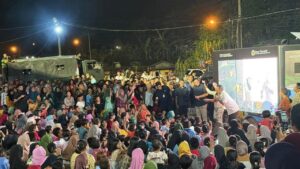 Malam Tahun Baru di Pengungsian Tapsel: Warga Manortor dan Nonton Film Bersama Menanti Prabowo