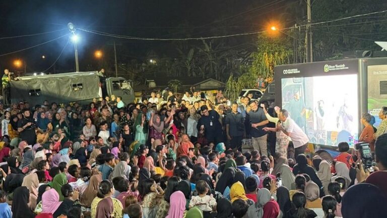 Malam Tahun Baru di Pengungsian Tapsel: Warga Manortor dan Nonton Film Bersama Menanti Prabowo