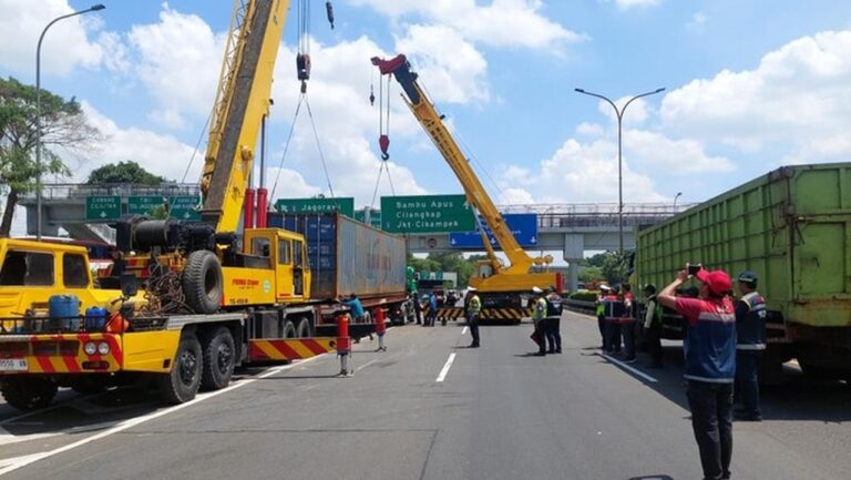 Evakuasi Kontainer Terguling di Tol JORR Selesai, Arus Lalu Lintas Kembali Normal