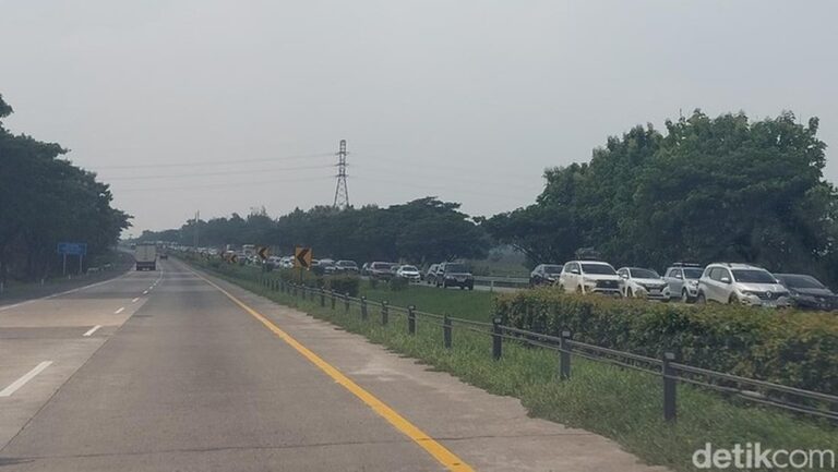 Tol Cipali Arah Timur Macet Parah KM 188, Antrean Kendaraan Capai 8 Kilometer