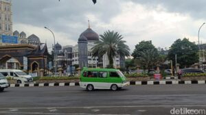 Angkot Nekat Beroperasi di Puncak Bogor Meski Dilarang Selama Libur Nataru 2025
