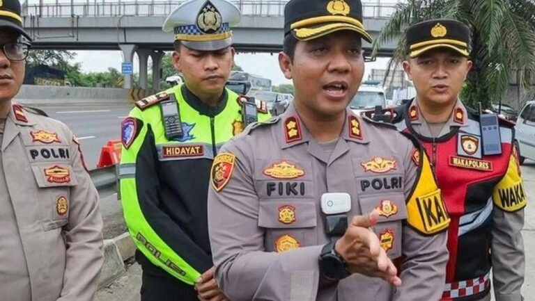 Antrean Kendaraan di Rest Area Km 57 Tol Jakarta-Cikampek Picu Kepadatan Lalu Lintas