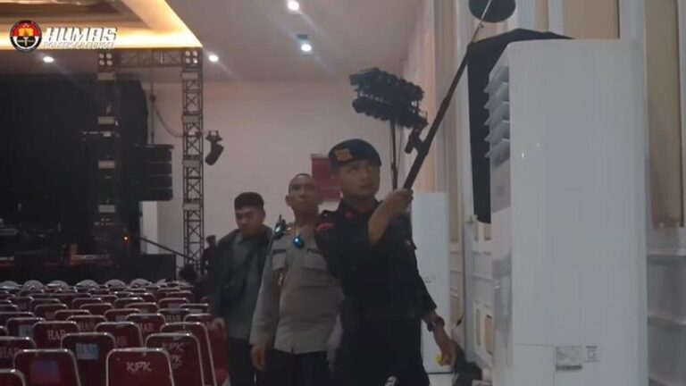 Polsek Cileungsi dan Brimob Jabar Sterilisasi 33 Gereja Demi Amankan Ibadah Natal Polsek Cileungsi dan Brimob Jabar Sterilisasi 33 Gereja Demi Amankan Ibadah Natal