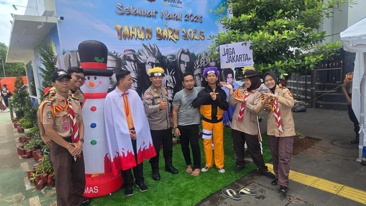 Polisi Cosplay Jadi Naruto Sapa Pengunjung Kota Tua, Ciptakan Suasana Nataru yang Humanis