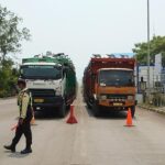 Arus Truk ke Pelabuhan Ciwandan Meningkat, Polisi Terapkan Contraflow di JLS Cilegon
