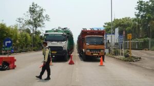 Arus Truk ke Pelabuhan Ciwandan Meningkat, Polisi Terapkan Contraflow di JLS Cilegon