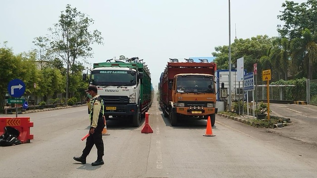 Arus Truk ke Pelabuhan Ciwandan Meningkat, Polisi Terapkan Contraflow di JLS Cilegon