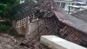 Longsor Terjang Trawas Mojokerto, Tembok Penguat Tanah Ambruk Timpa Rumah Warga