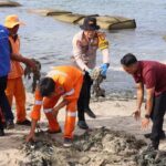 Jelang Libur Akhir Tahun, Polres Kepulauan Seribu Gelar Aksi Bersih Pantai Sakura