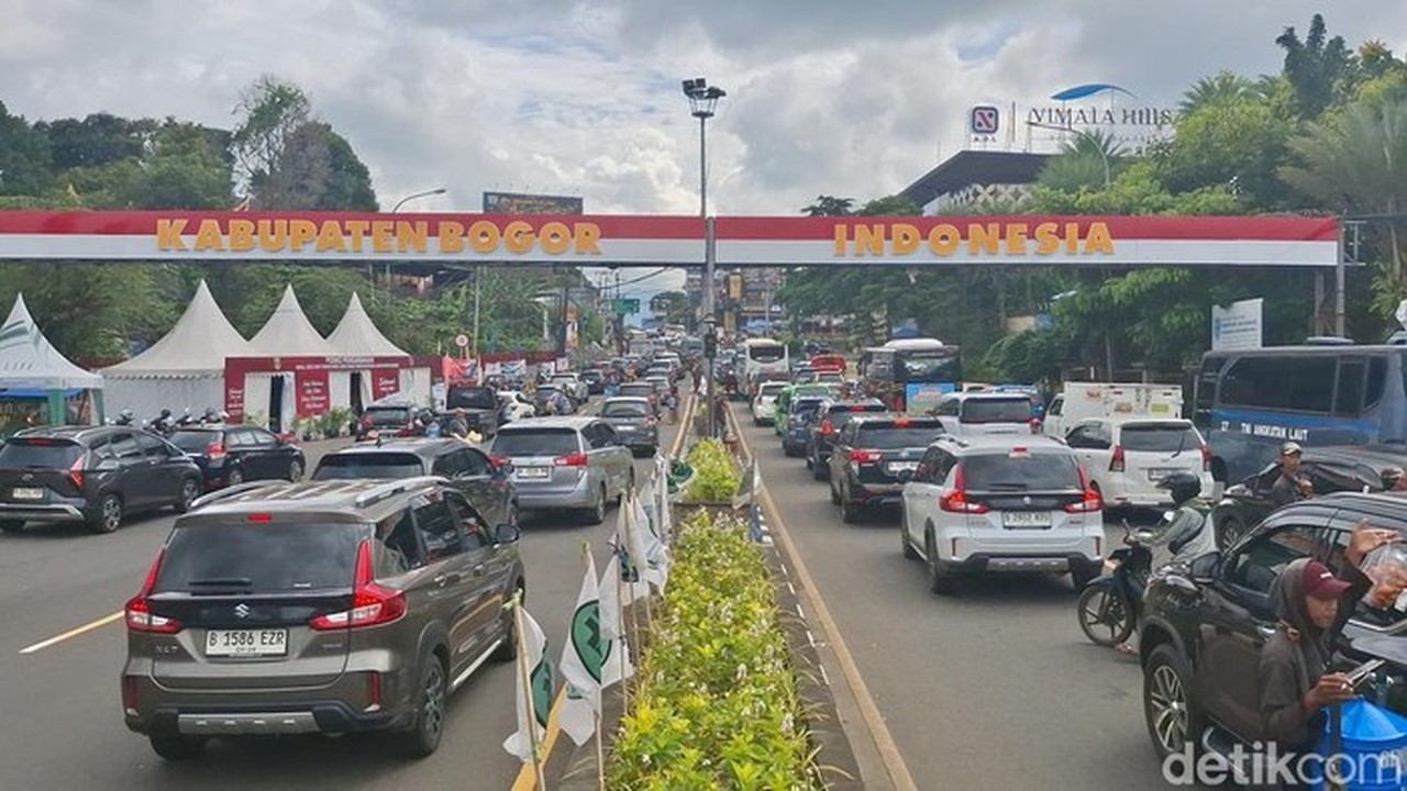 Foto: Satlantas Polres Bogor Menerapkan Sistem Satu Arah Atau One Way Menuju Puncak Dan Cianjur Di Jalan Raya Puncak, Bogor, Jawa Barat (jabar), Pagi Ini (sholihin/detikcom)