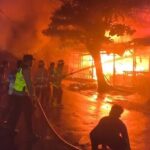 Kebakaran Pasar Pagi Pemalang: Polisi Bantu Evakuasi Barang Pedagang yang Terancam Api