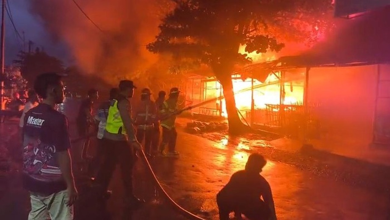 Kebakaran Pasar Pagi Pemalang: Polisi Bantu Evakuasi Barang Pedagang yang Terancam Api