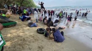 Pantai Carita Diserbu Wisatawan di Libur Natal, Pengelola Akui Penurunan Pengunjung