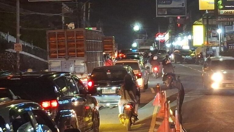 Arus Lalu Lintas Puncak Bogor Padat Merayap Usai Sistem One Way Diakhiri