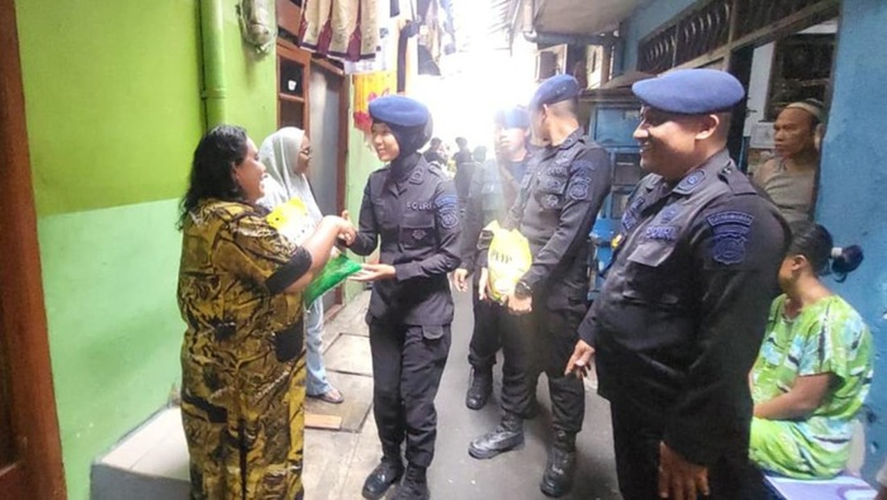 Brimob Polda Metro Jaya Salurkan 625 Kg Beras untuk Warga Kebon Sirih, Jakarta Pusat