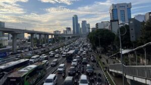 Jelang Nataru 2026, Arus Kendaraan di Gatot Subroto Arah Cawang Terpantau Padat Merayap