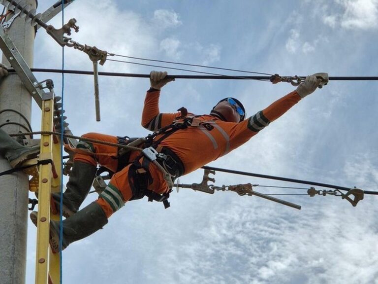 PLN Berjuang Pulihkan Listrik di Aceh Tengah Pascabencana, Akses Jalan Jadi Kendala Utama