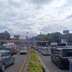 One Way Puncak Bogor Diberlakukan, Arus Lalin di Simpang Gadog Terpantau Padat