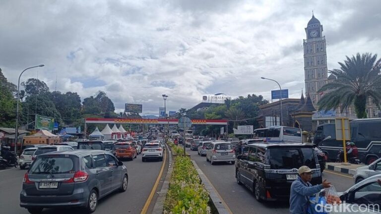 One Way Puncak Bogor Diberlakukan, Arus Lalin di Simpang Gadog Terpantau Padat