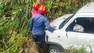 Mobil Terperosok ke Jurang di Bogor Akibat Pengemudi Mengantuk Saat Melintasi Tikungan