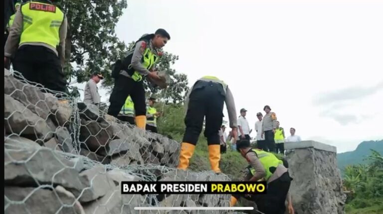 Tindak Lanjuti Arahan Presiden, Polres Klaten Bangun Jembatan untuk Warga Desa