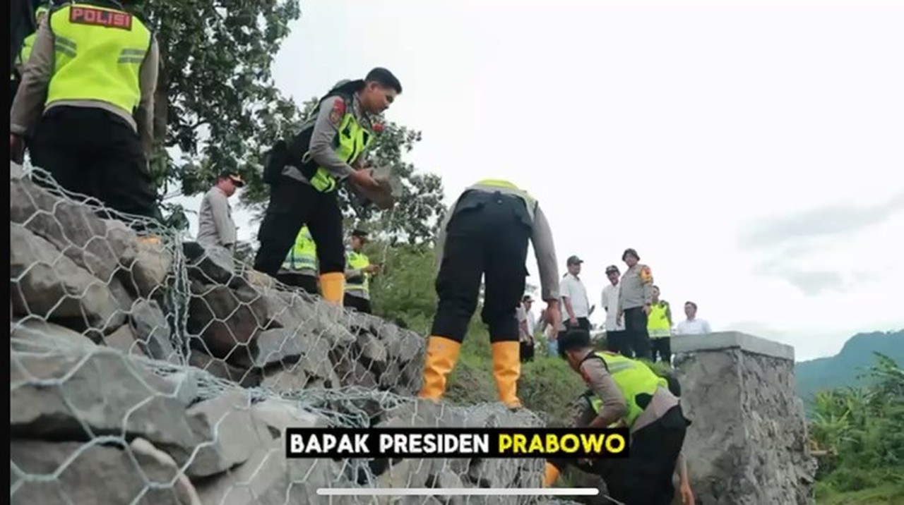 Tindak Lanjuti Arahan Presiden, Polres Klaten Bangun Jembatan untuk Warga Desa