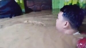 Banjir Bandang Terjang Balangan Kalsel, Air Capai Atap Rumah Warga, Evakuasi Dilakukan