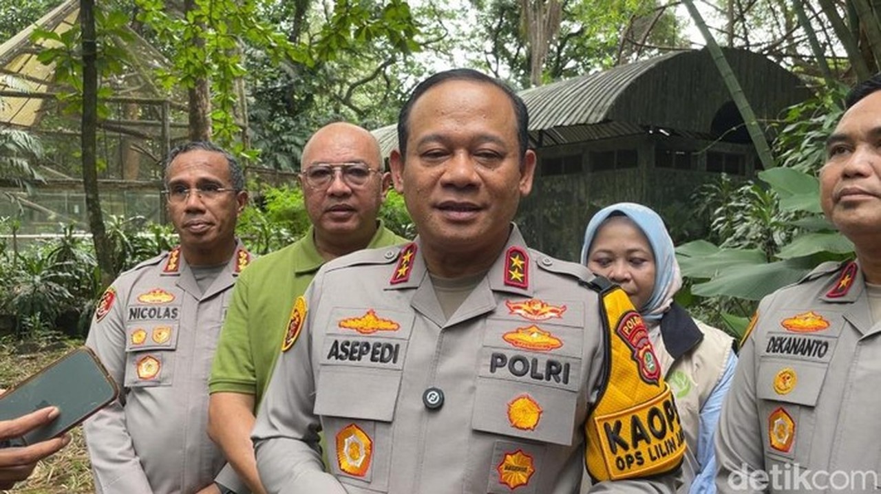 Kapolda Metro Jaya Pastikan Keamanan Wisatawan Ragunan dengan Patroli Skuter dan Call Center 110 Kapolda Metro Jaya Pastikan Keamanan Wisatawan Ragunan dengan Patroli Skuter dan Call Center 110