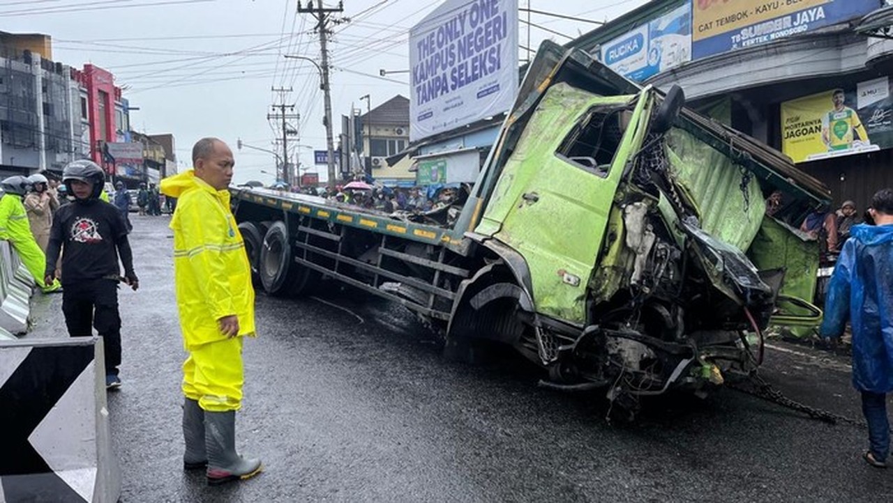 Rem Blong, Truk Tronton Bermuatan Keramik Hantam Tugu di Wonosobo, Lima Luka