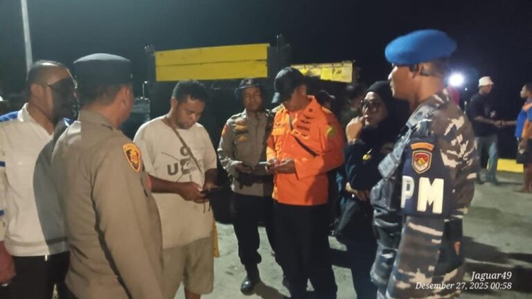 Truk Sampah Terjun ke Laut Nabire, Sopir Tewas, Bocah 5 Tahun Hilang dalam Pencarian