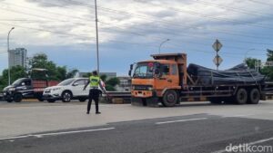Polisi Tindak Tegas Truk Sumbu Tiga Melintas di Tol Cikampek Selama Libur Nataru