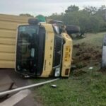 Sopir Truk Boks Kaget Didekati Pajero, Banting Setir Hingga Terbalik di Tol Jagorawi