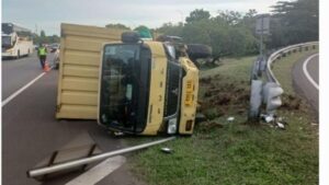 Sopir Truk Boks Kaget Didekati Pajero, Banting Setir Hingga Terbalik di Tol Jagorawi