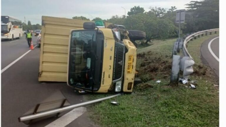 Sopir Truk Boks Kaget Didekati Pajero, Banting Setir Hingga Terbalik di Tol Jagorawi
