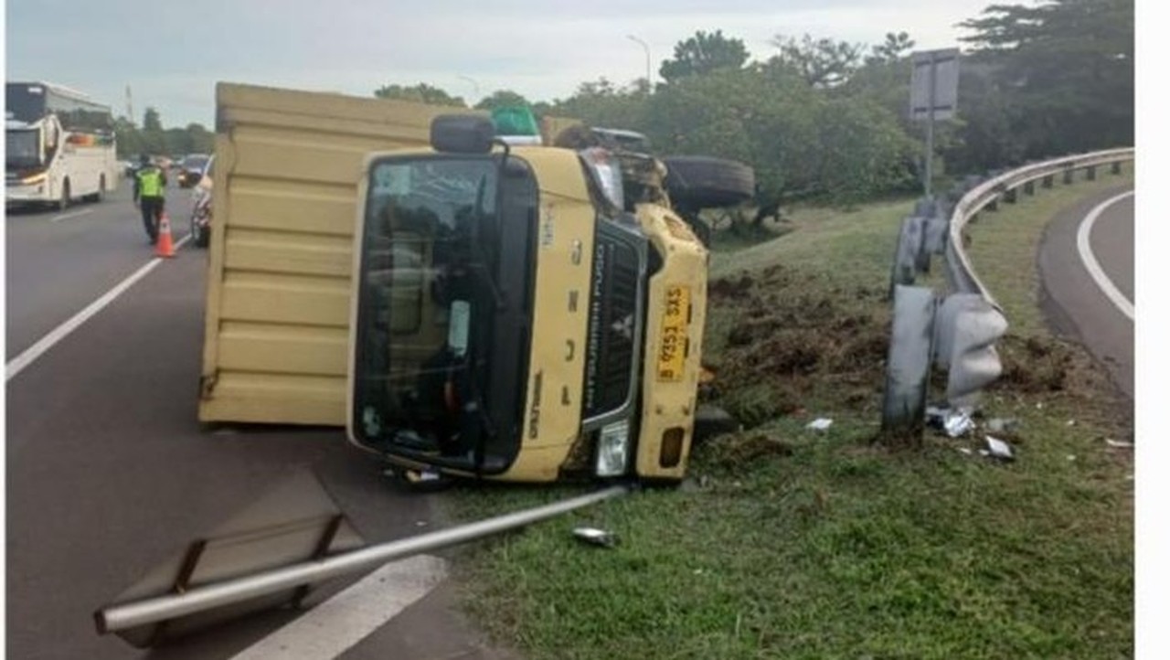 Sopir Truk Boks Kaget Didekati Pajero, Banting Setir Hingga Terbalik di Tol Jagorawi