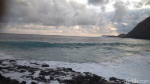 BMKG Waspadai Gelombang Tinggi di Labuan Bajo Akhir 2025 Akibat Bibit Siklon 96S