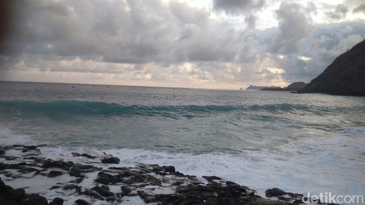 BMKG Waspadai Gelombang Tinggi di Labuan Bajo Akhir 2025 Akibat Bibit Siklon 96S